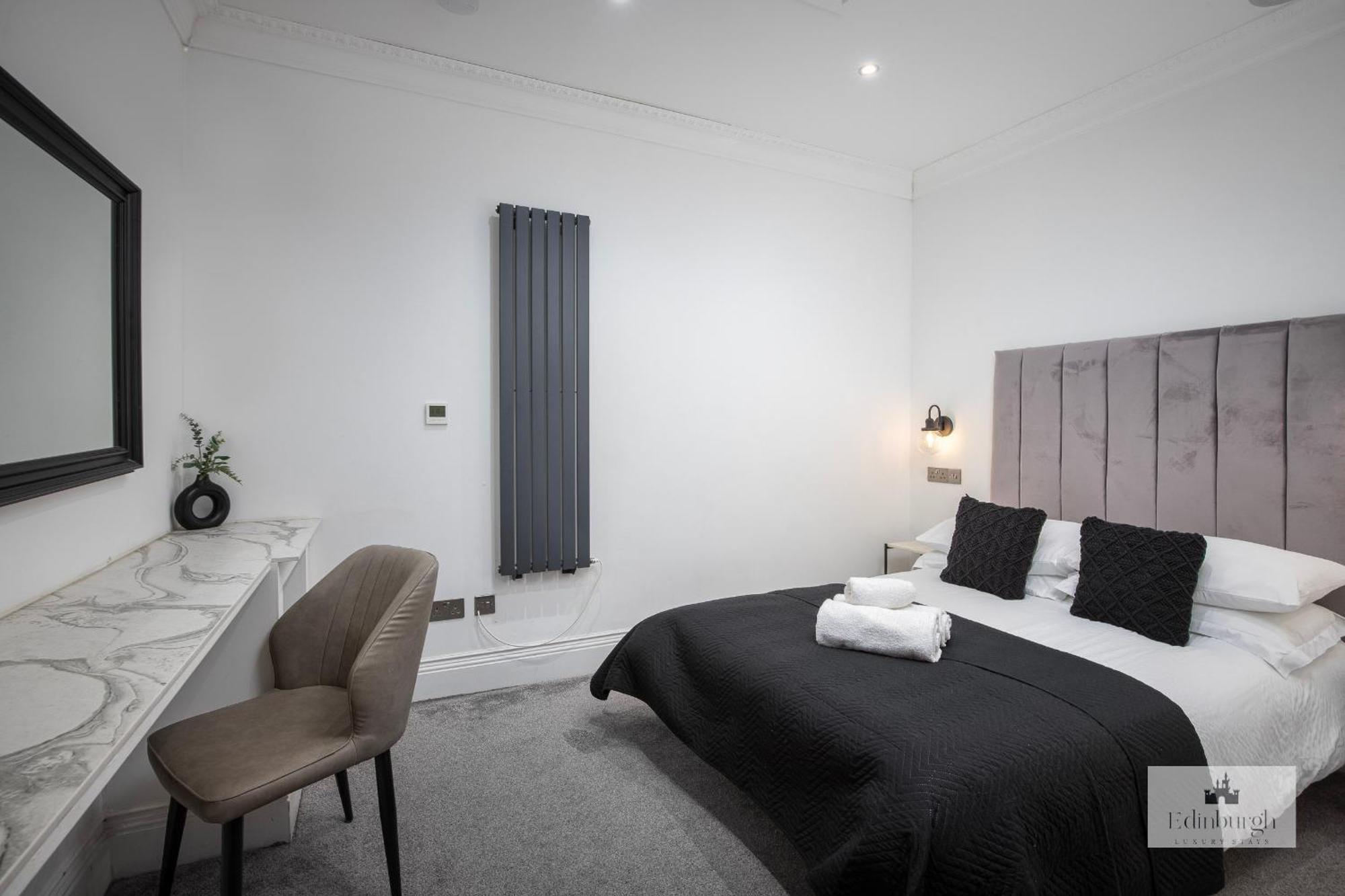 Luxury 2Br Apartment On Royal Mile — Photos 1